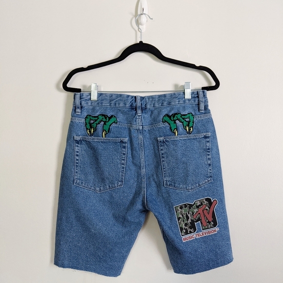 Asos x MTV Monster Raw Hem Button Fly Jean Shorts - Picture 2 of 10
